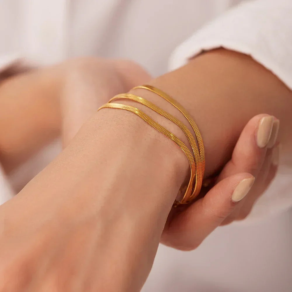 Abella Gold Bracelet – Milvanna jewelry Bracelet detail view