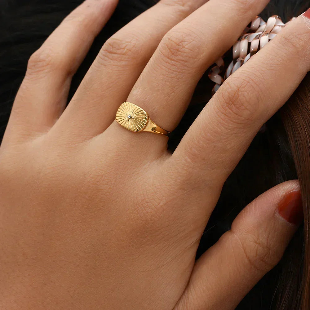 Aglaia Gold Ring – 18K Gold Jewellery | Milvanna